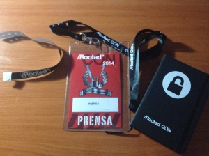 Mi pase de prensa para Rooted CON 2014 y parte del 'merchan'. Impecable organización, gracias!