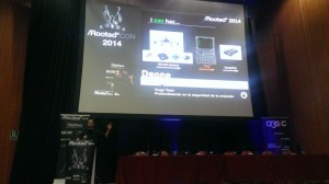 Hugo Teso presentando parte de su exploit en Rooted CON 2014